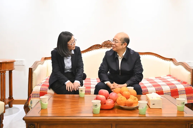 國務院國資委黨委委員、副主任譚作鈞看望慰問中國化學“時代楷模”邱軍同志家屬